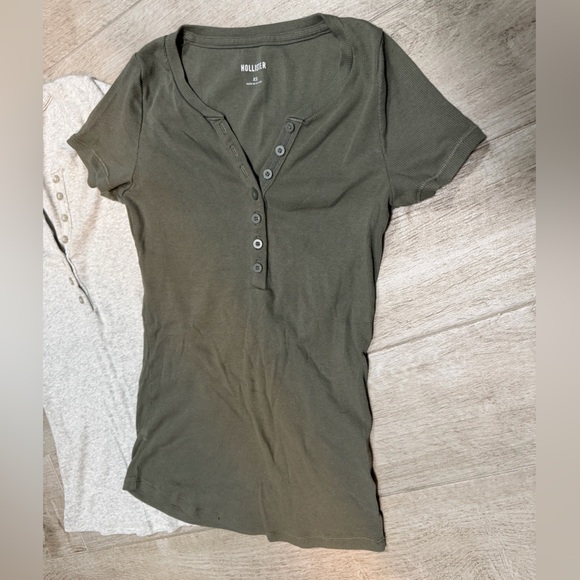 NWOT Hollister Set of 2 Henley Short Sleeve Tops - Olive Green & Light Heather - Picture 2 of 7